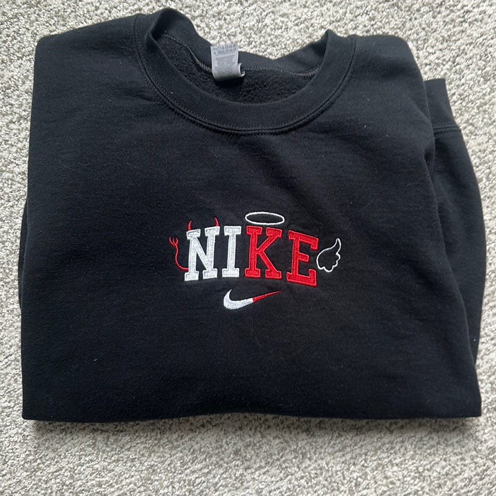Nike embroidered crewneck ❤️